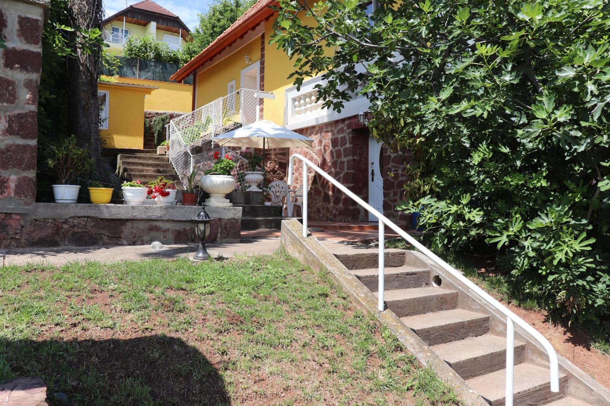 Gyoengyoem Apartman Balatonalmadi Exterior photo